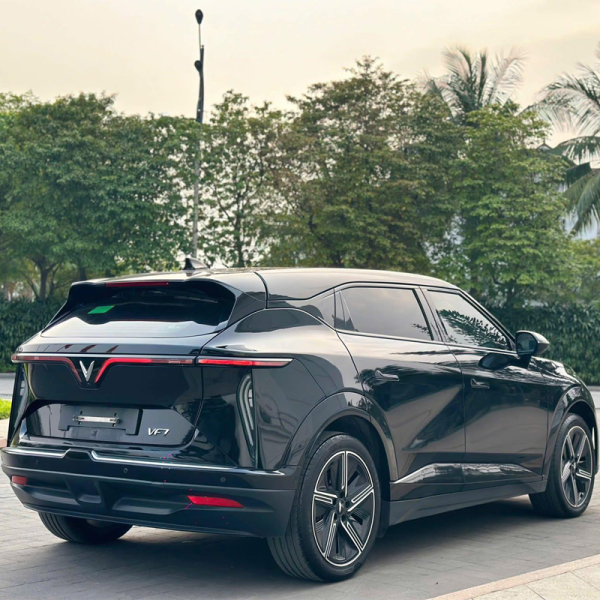VINFAST VF7